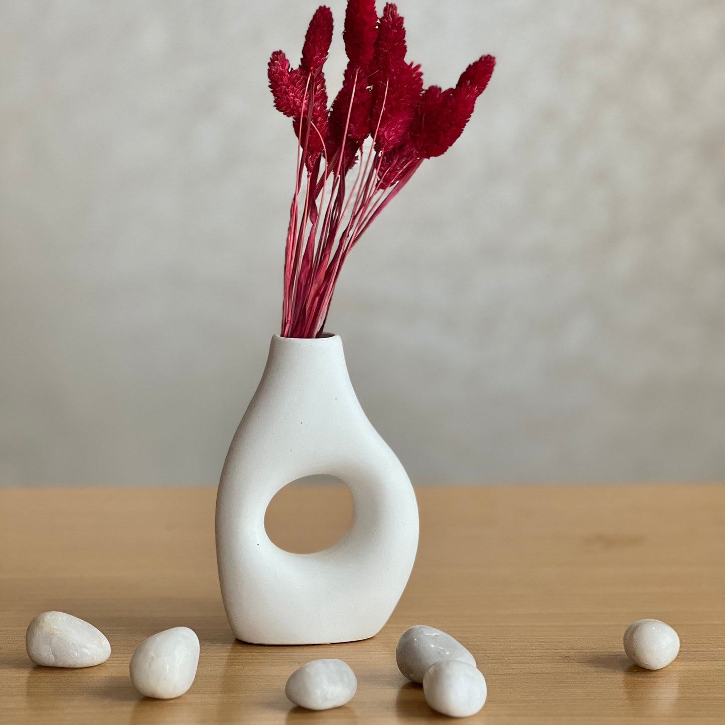 Nordic minimalist ceramic Clique Vase with red flowers