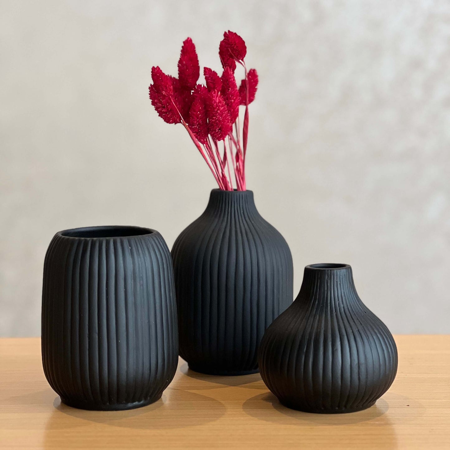 Set of 3 Ceramic Ribbed Decorative Flower Vases – Dela Mola – Modern Home Décor (Black / Blue / White)